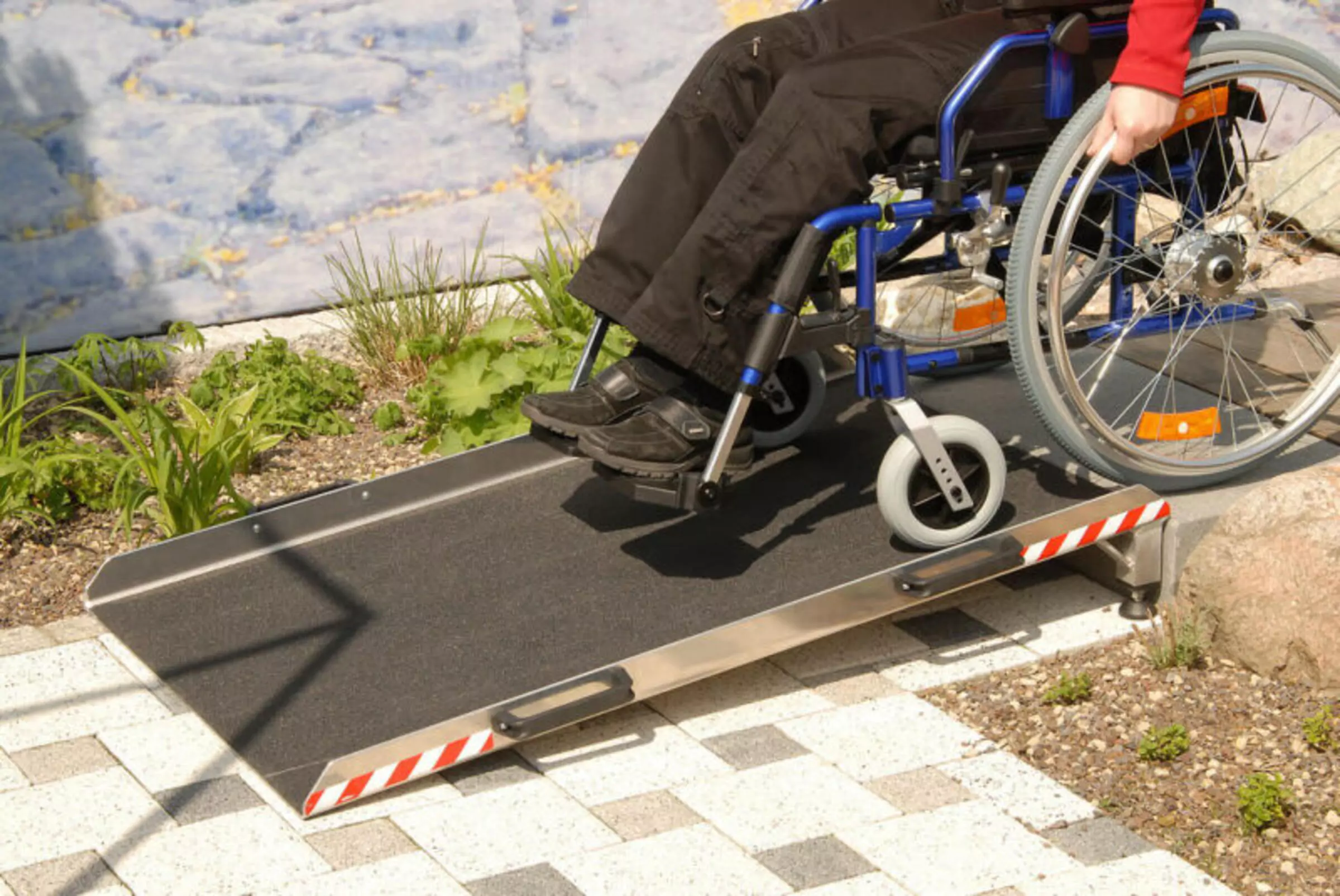 Schwellen und Absätze als Barriere für Rollstuhlfahrer